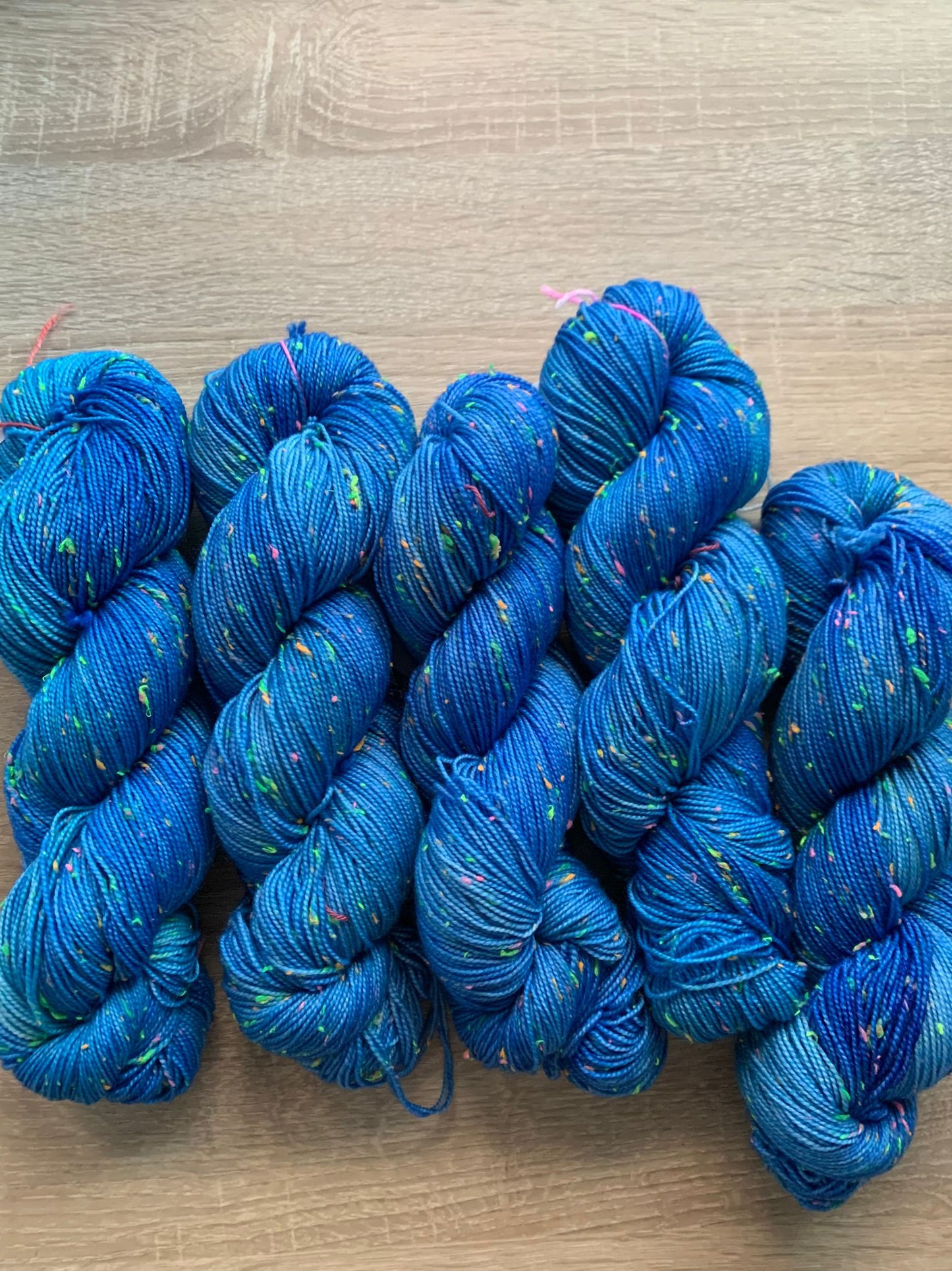 Neon Neps, handgefärbte Wolle, blau