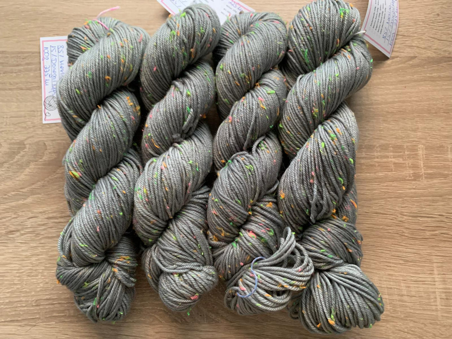 Neon Neps , grau, DK, handgefärbte Wolle