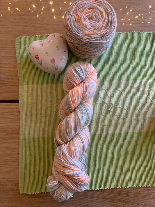 Frühlingsgruß, handgefärbte Wolle