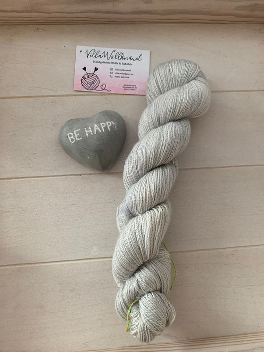 Graue Maus, Lacegarn, handgefärbt