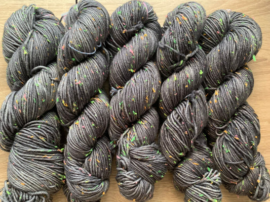 Neon Neps, schwarz handgefärbt, DK