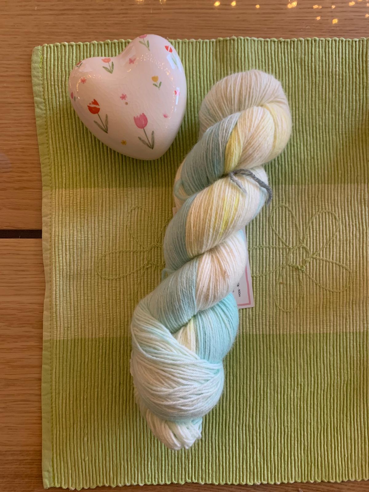 Frühlingsfärbung Zarte Knospe, Sockenwolle, handgefärbt