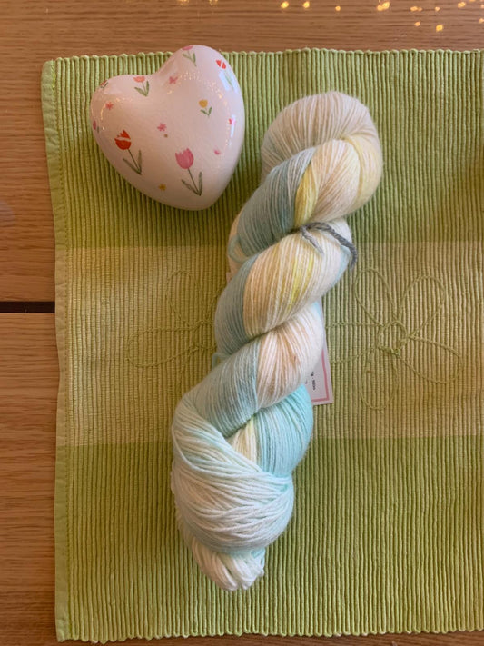 Frühlingsfärbung Zarte Knospe, Sockenwolle, handgefärbt
