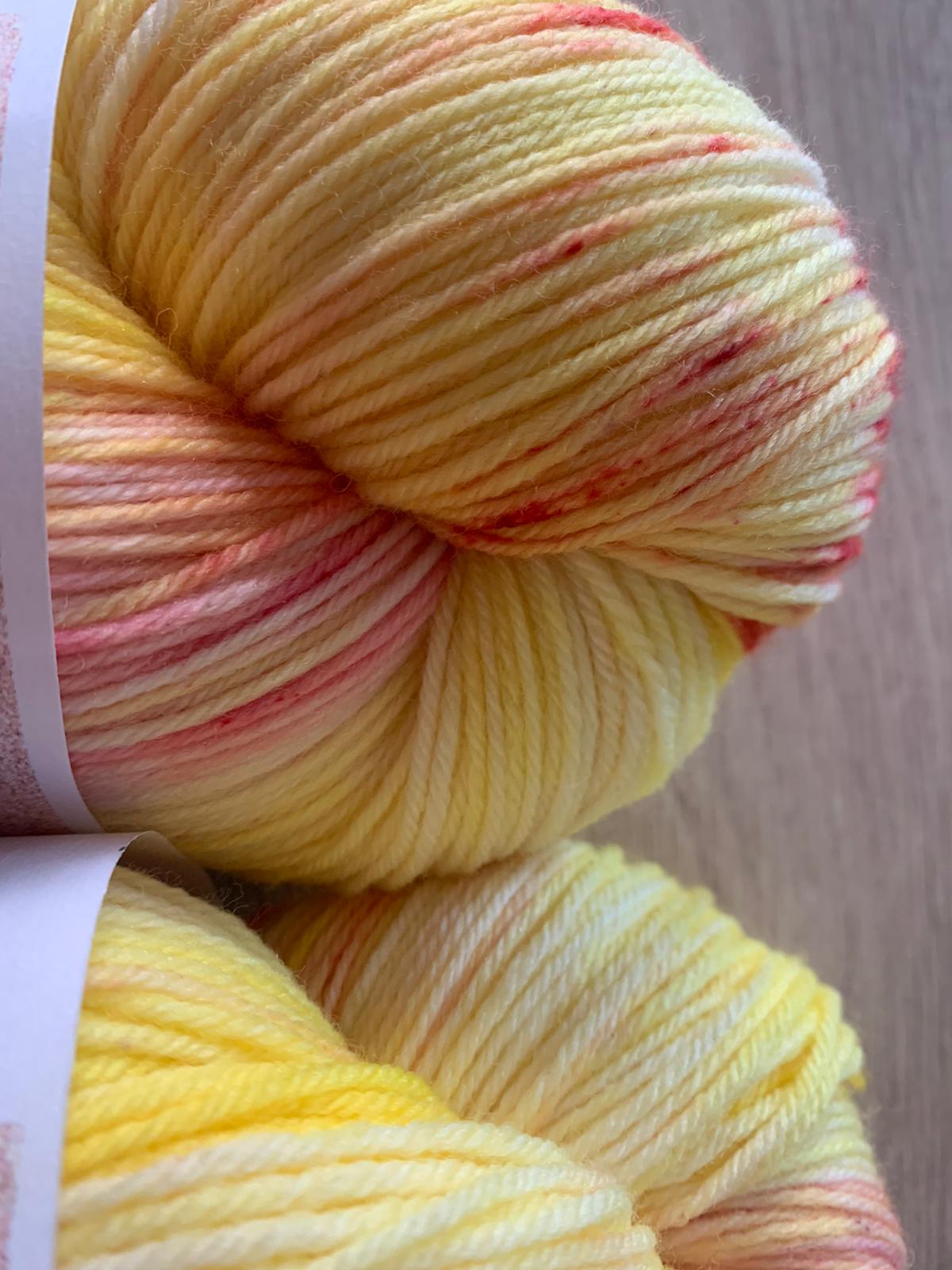 Merino High Twist, handgefärbt, Sockenwolle, Zitroneneis mit Erdbeersoße